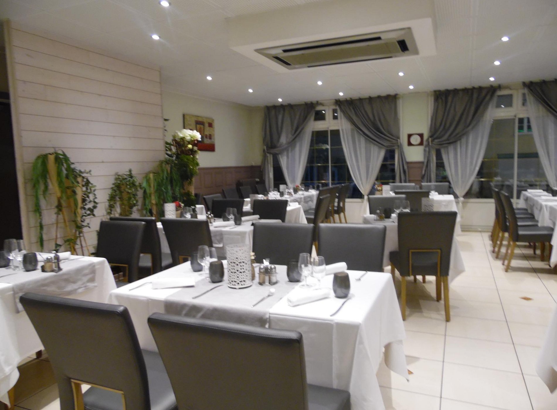 Hôtel Restaurant La Croix Verte, Restaurant à Neau
