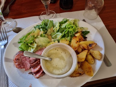 Sous l'Acacia, Restaurant à Gourgeon