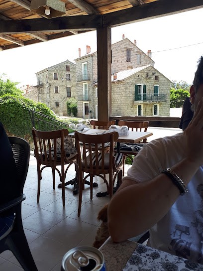A Piazzetta Café-Restaurant, Restaurant à San-Gavino-di-Carbini