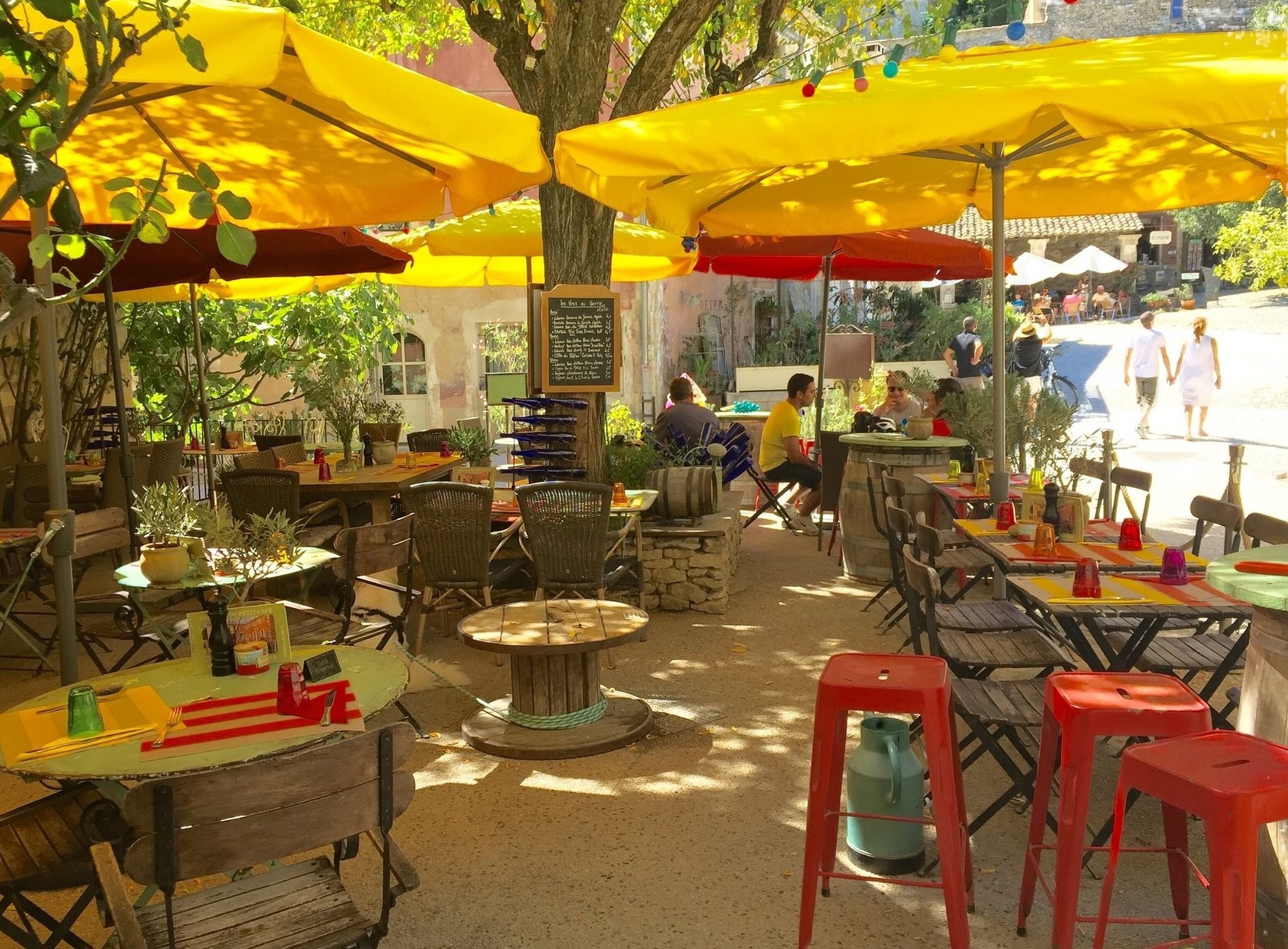 Le Petit Café Des Jeanne, Restaurant à Oppède