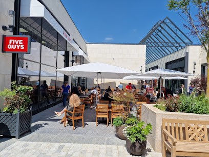 Five Guys, Restaurant à Douains