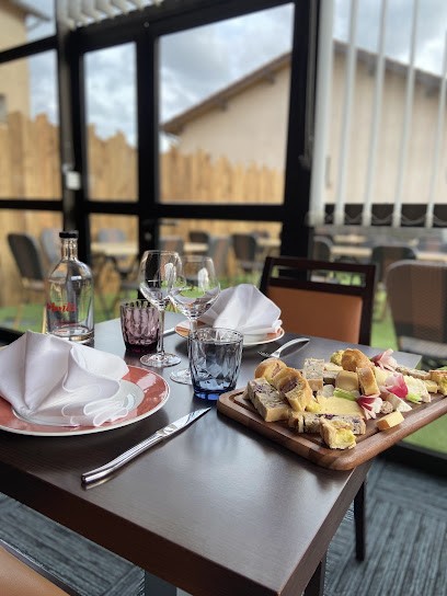 Monts Restaurant, Restaurant à Larajasse
