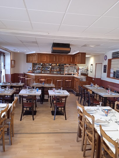 Le Commerce Fabienne Et Philippe, Restaurant à Durenque