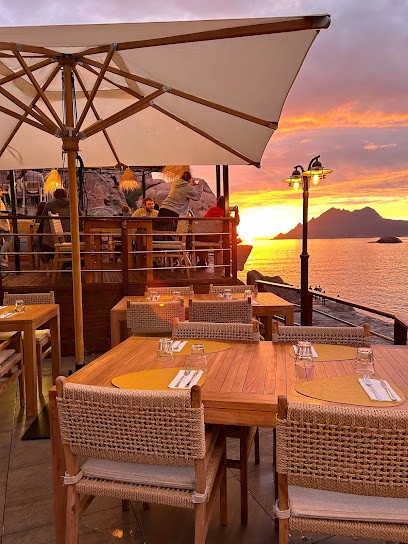 Le Soleil Couchant, Restaurant à Ota