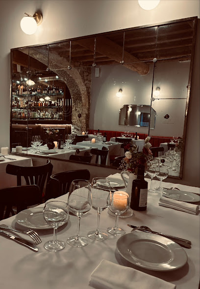 Derrière L'église Nîmes Restaurant à Nîmes