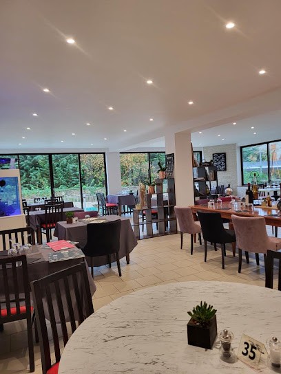 Auberge Du Vieux Douelle Chez Malique, Restaurant à Douelle