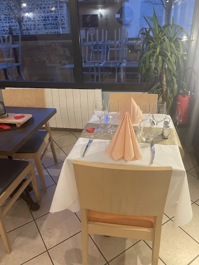 Le Relais Du Châtel, Restaurant à Marcilly-le-Châtel