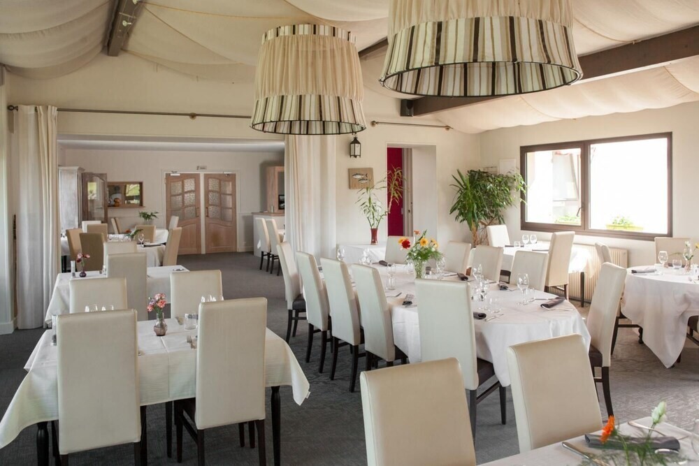 Le Saint-Cyr, Restaurant à Montmelard