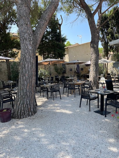 La Cour Des 2 Pins, Restaurant à Fontvieille