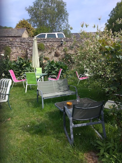 Le Petit Café, Restaurant à Chenillé-Champteussé