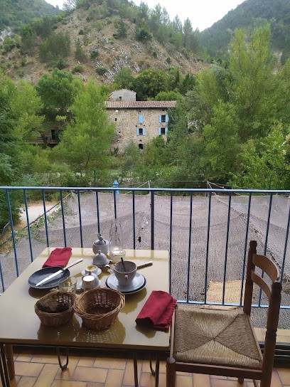 Auberge De L'Aygues, Restaurant aux Pilles