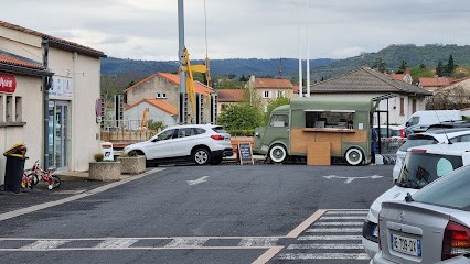 Bougnatruck Street Food Auvergnat, Restaurant à Tallende