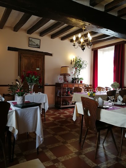 Auberge Au Relais Du Plessis Bourré, Restaurant à Soulaire-et-Bourg