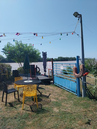 Face A L'eau, Restaurant à La Rivière